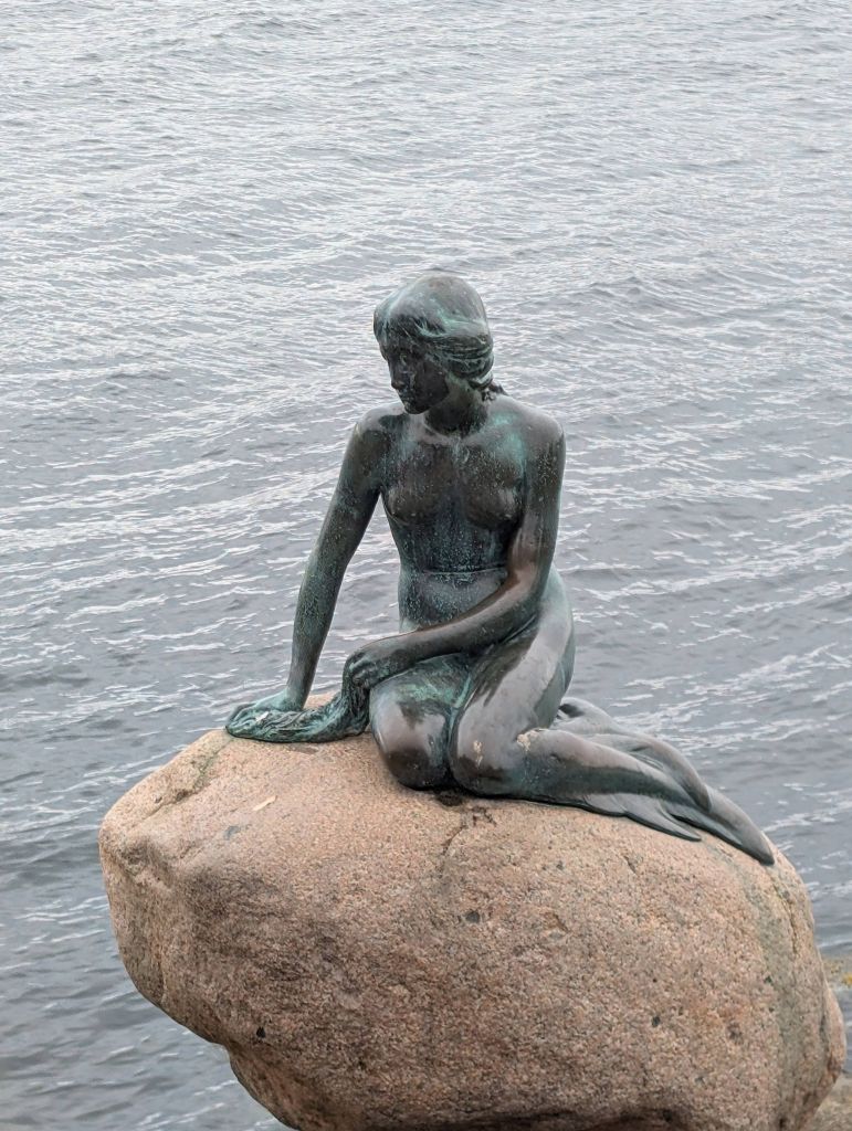 Die Kleine Meerjungfrau auf ihrem Felsen im Hafen von Kopenhagen