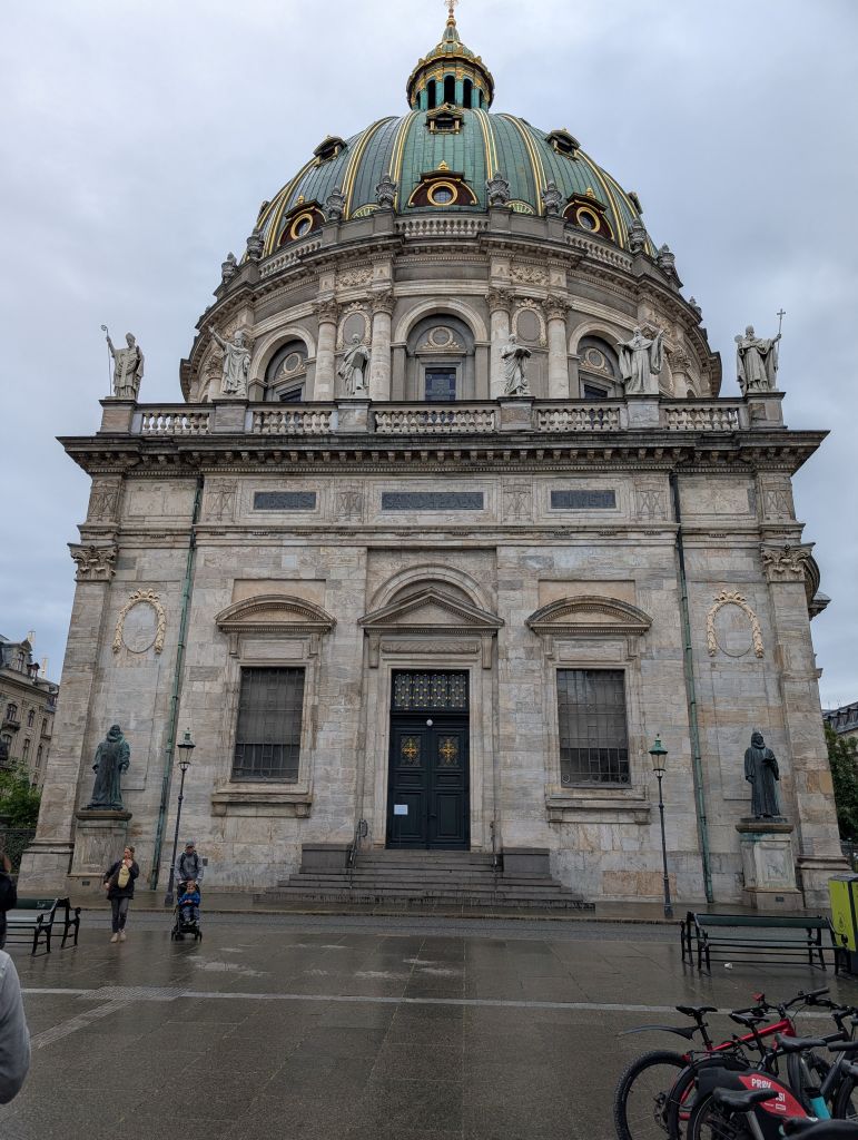 Marmorkirche mit ihrer großen grünen Kuppel in Kopenhagen