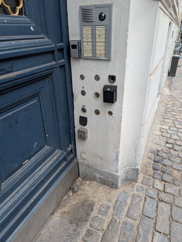 Alte Klingeln und Türsprechanlage an einem Hauseingang in Kopenhagen