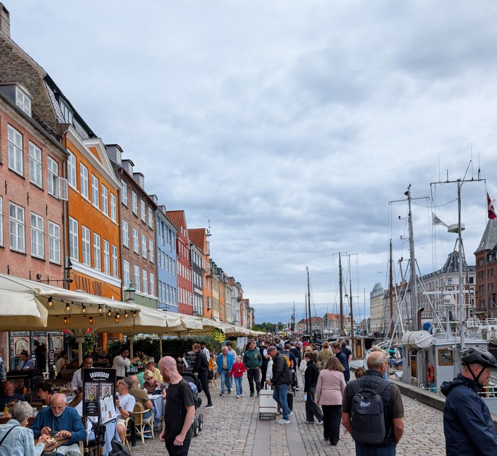 Bunte Häuser und Restaurants am Nyhavn in Kopenhagen