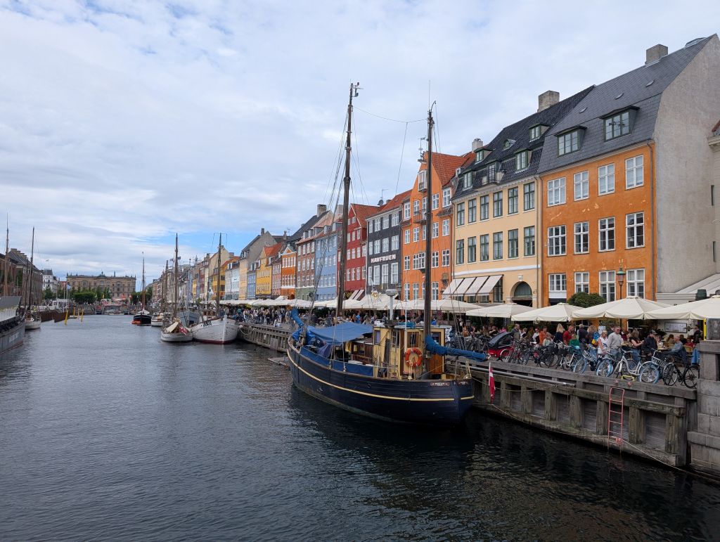 Bunte Häuser, historische Schiffe und Boote im Nyhavn in Kopenhagen