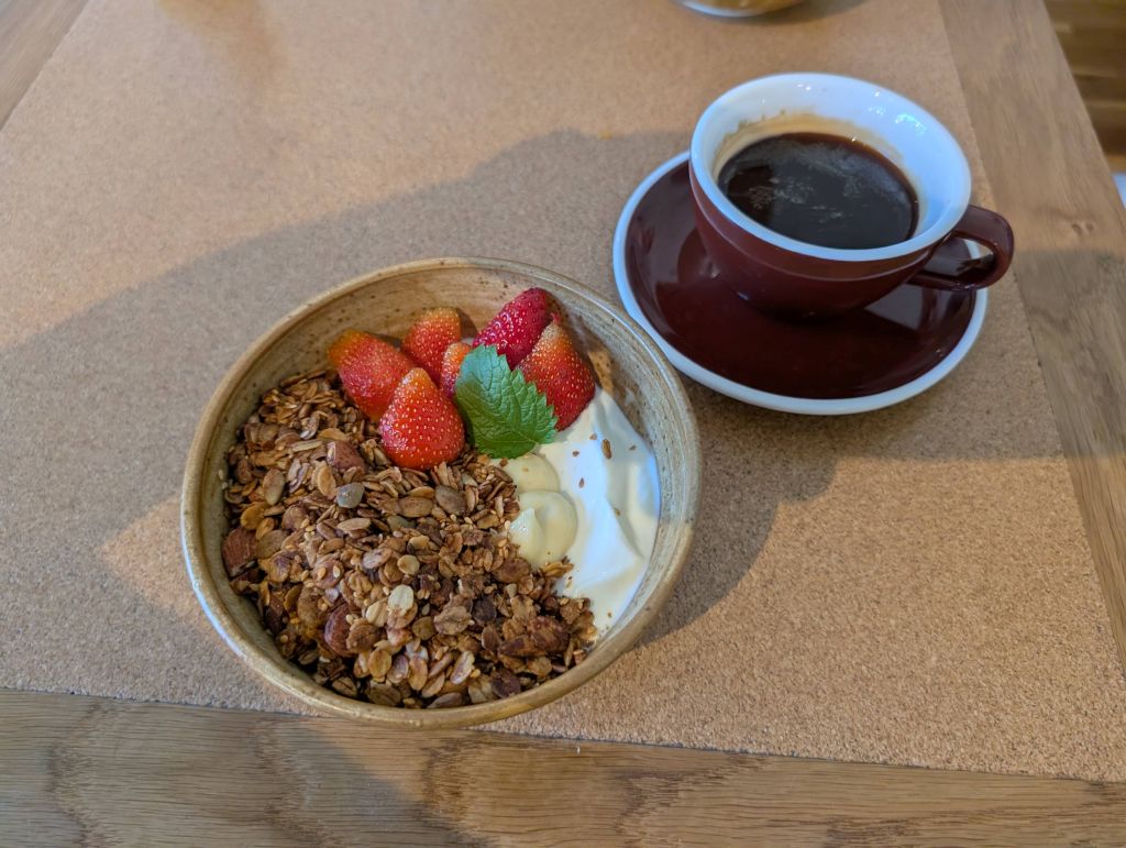 Frühstück in Kopenhagen mit Joghurt-Bowl, Erdbeeren und Granola.