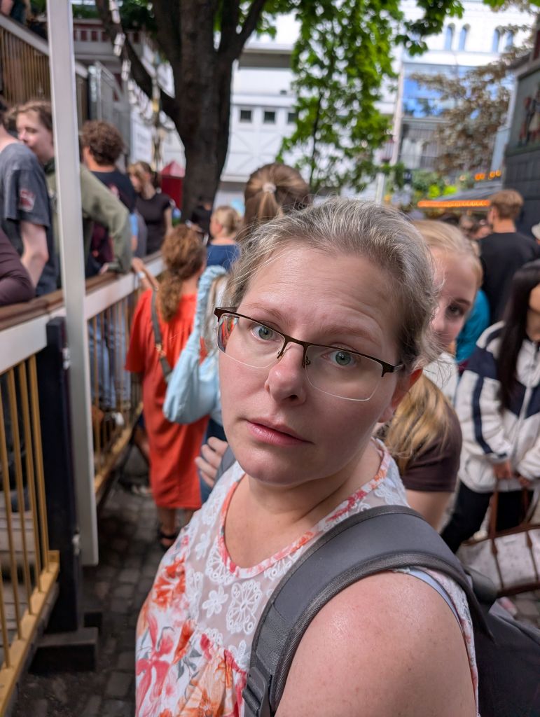 Warten in einer langen Schlange im Tivoli Freizeitpark in Kopenhagen.