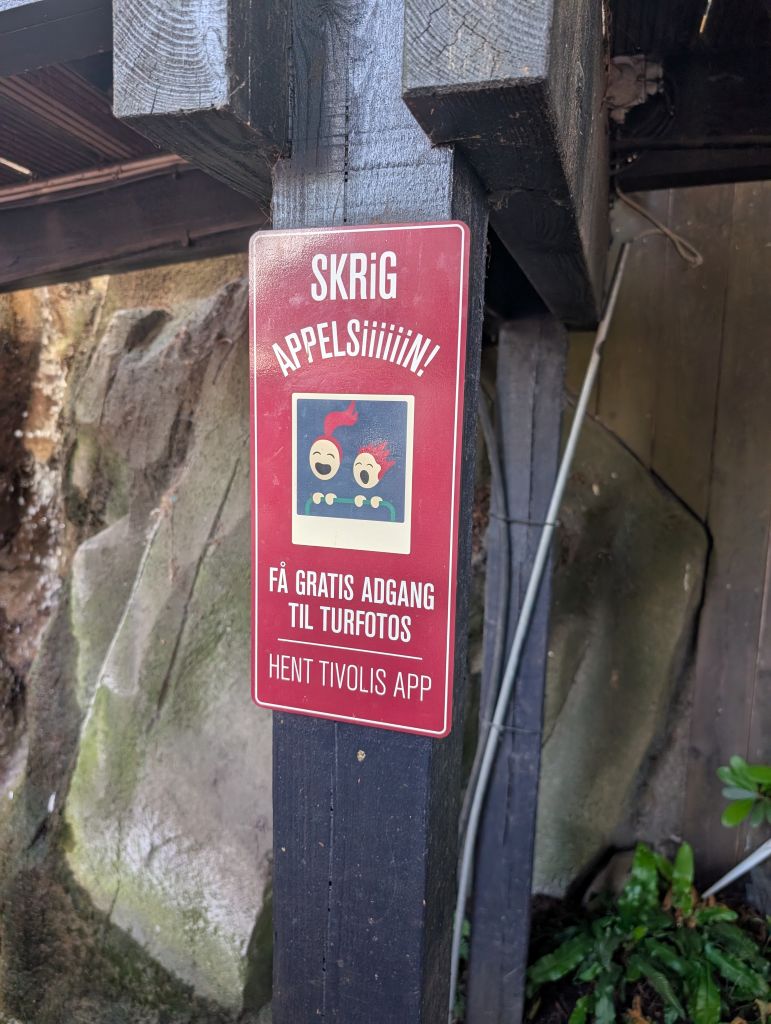 Hinweisschild für die Attraktionsfotos im Tivoli Freizeitpark.