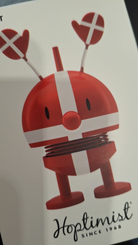 Hoptimist in Rot und Weiß mit dänischen Flaggen als Souvenir aus Kopenhagen