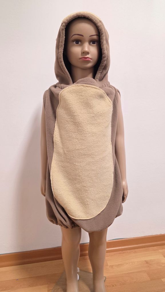 Handgefertigtes Bärenkostüm für Kinder aus taupefarbenem Fleece mit beigefarbenem Bauch. Das ärmellose Faschingskostüm mit Kapuze wird von vorne an einer Schneiderpuppe gezeigt.