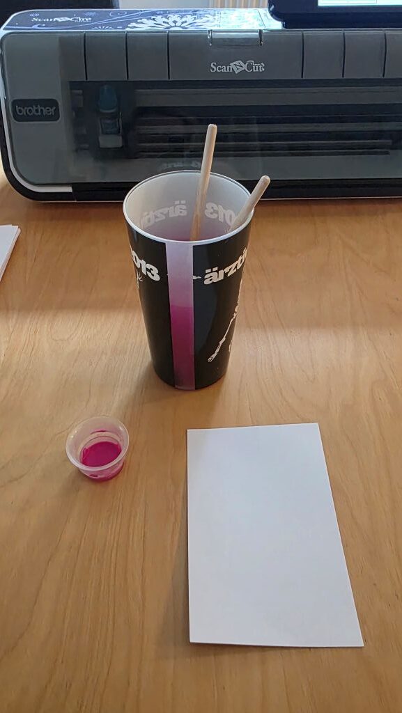 Vorbereitung der rosa Wasserfarbe für den Aquarellhintergrund der Einladungskarten zur Konfirmation.