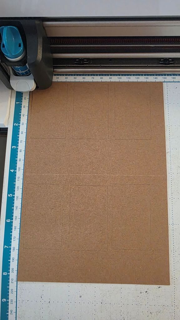 Kraftpapier wird mit dem Brother ScanNCut für die Schriftzüge der Konfirmationskarten zugeschnitten.