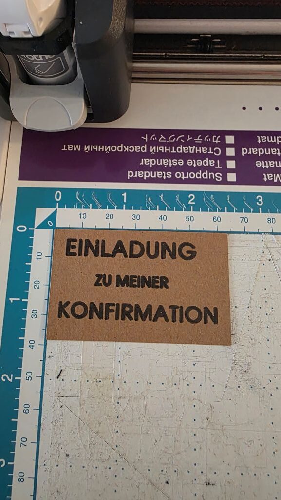 Schriftzug „Einladung zu meiner Konfirmation“ aus Kraftpapier für die selbst gebastelte Einladungskarte.
