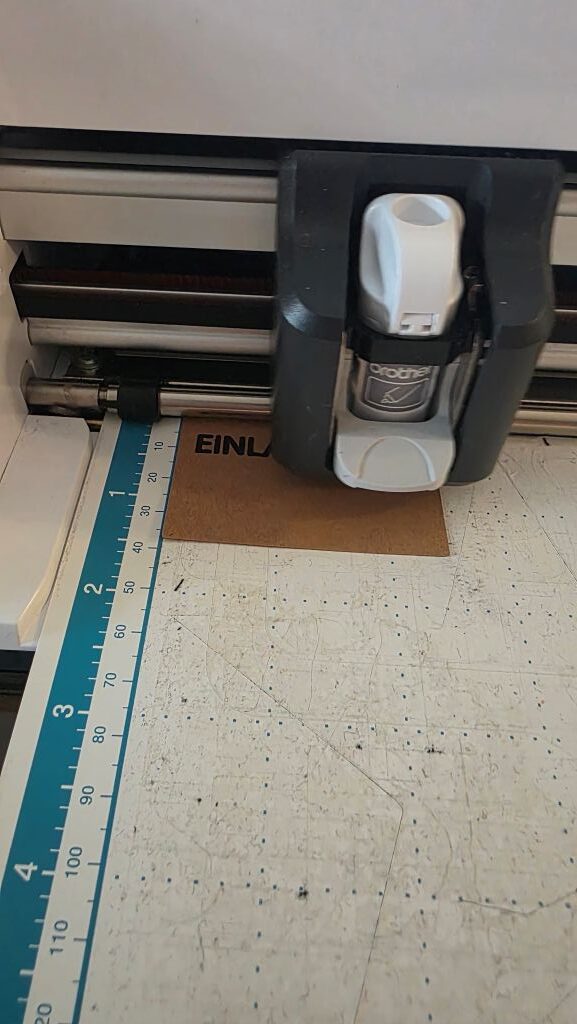 Schriftzug „Einladung zu meiner Konfirmation“ wird mit dem Brother ScanNCut auf Kraftpapier geplottet.