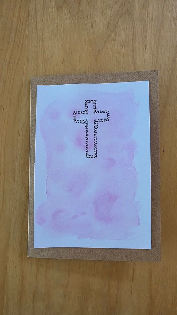 Konfirmationskarte aus Kraftpapier mit rosa Aquarellhintergrund und gepunktetem Kreuz.