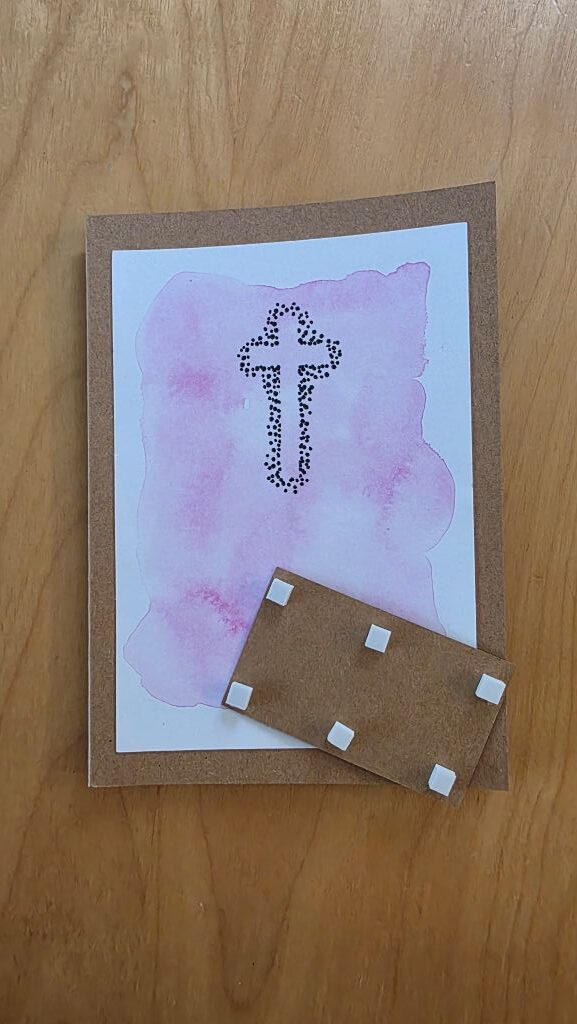Schriftzug aus Kraftpapier mit 3D-Klebepads zum Aufkleben auf die Einladungskarte zur Konfirmation.