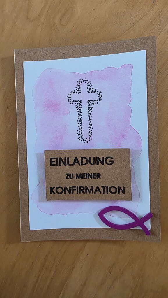Fertige selbst gebastelte Einladungskarte zur Konfirmation mit rosa Aquarell, gepunktetem Kreuz, Schriftzug und Fisch.