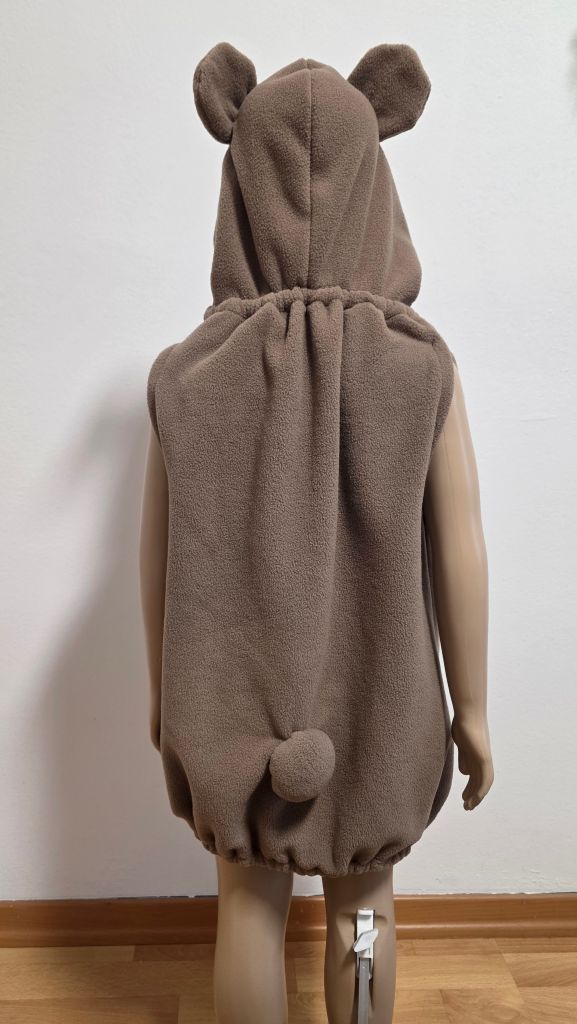 Rückansicht eines handgenähten Bärenkostüms für Kinder aus taupefarbenem Fleece mit Kapuze, Bärenohren, kleinem ausgestopftem Schwanz und Gummizug am unteren Saum.